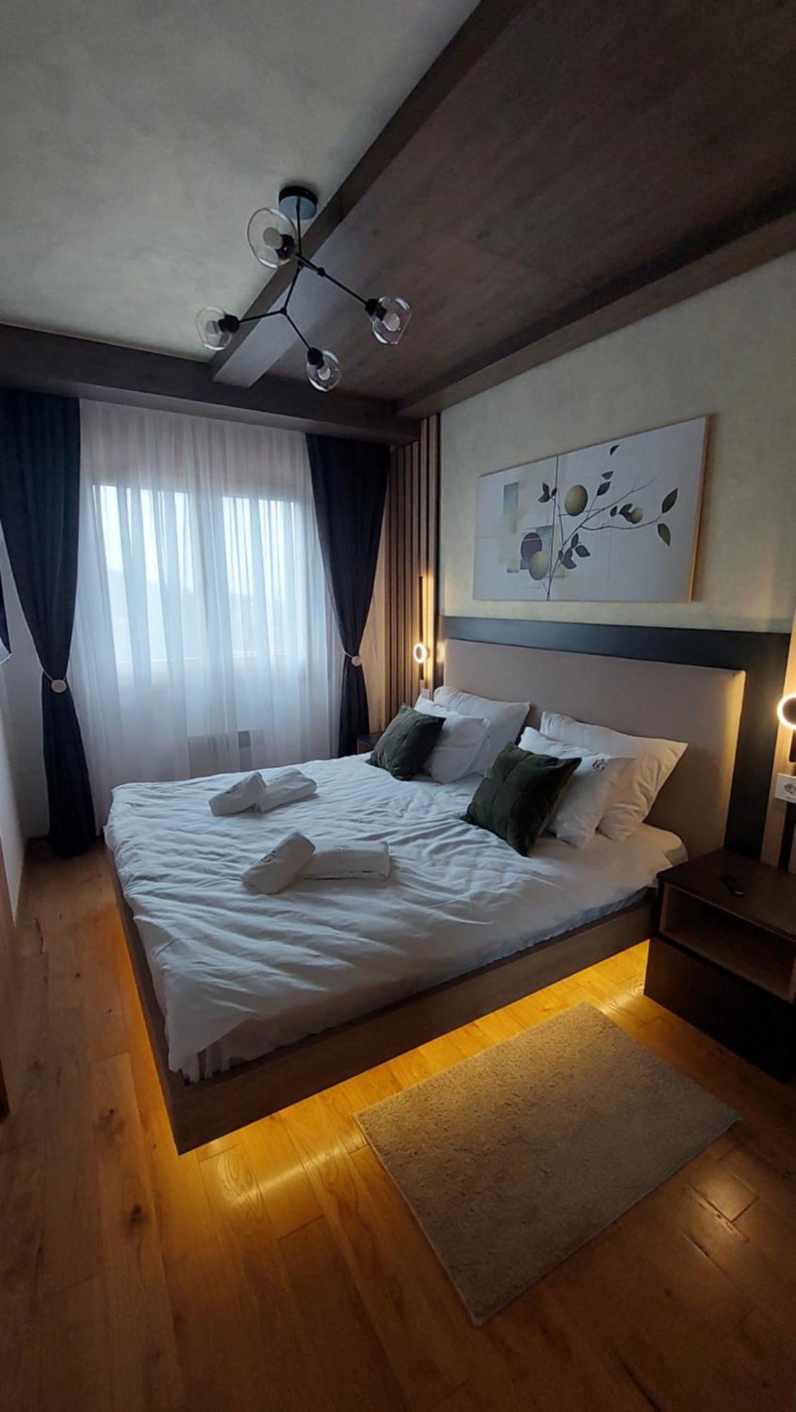 Queen 735 Apartment