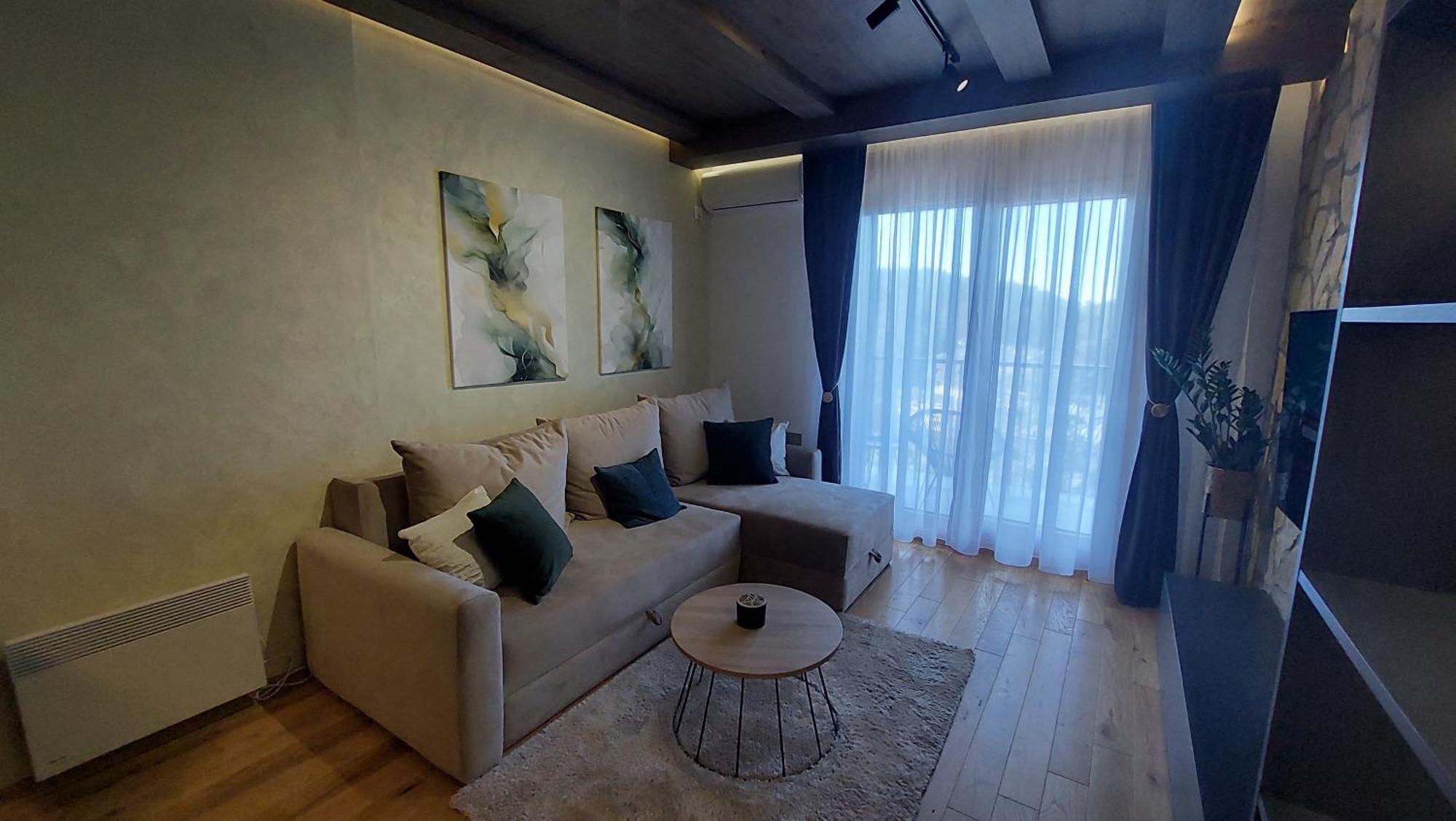 Queen 735 Apartment *
