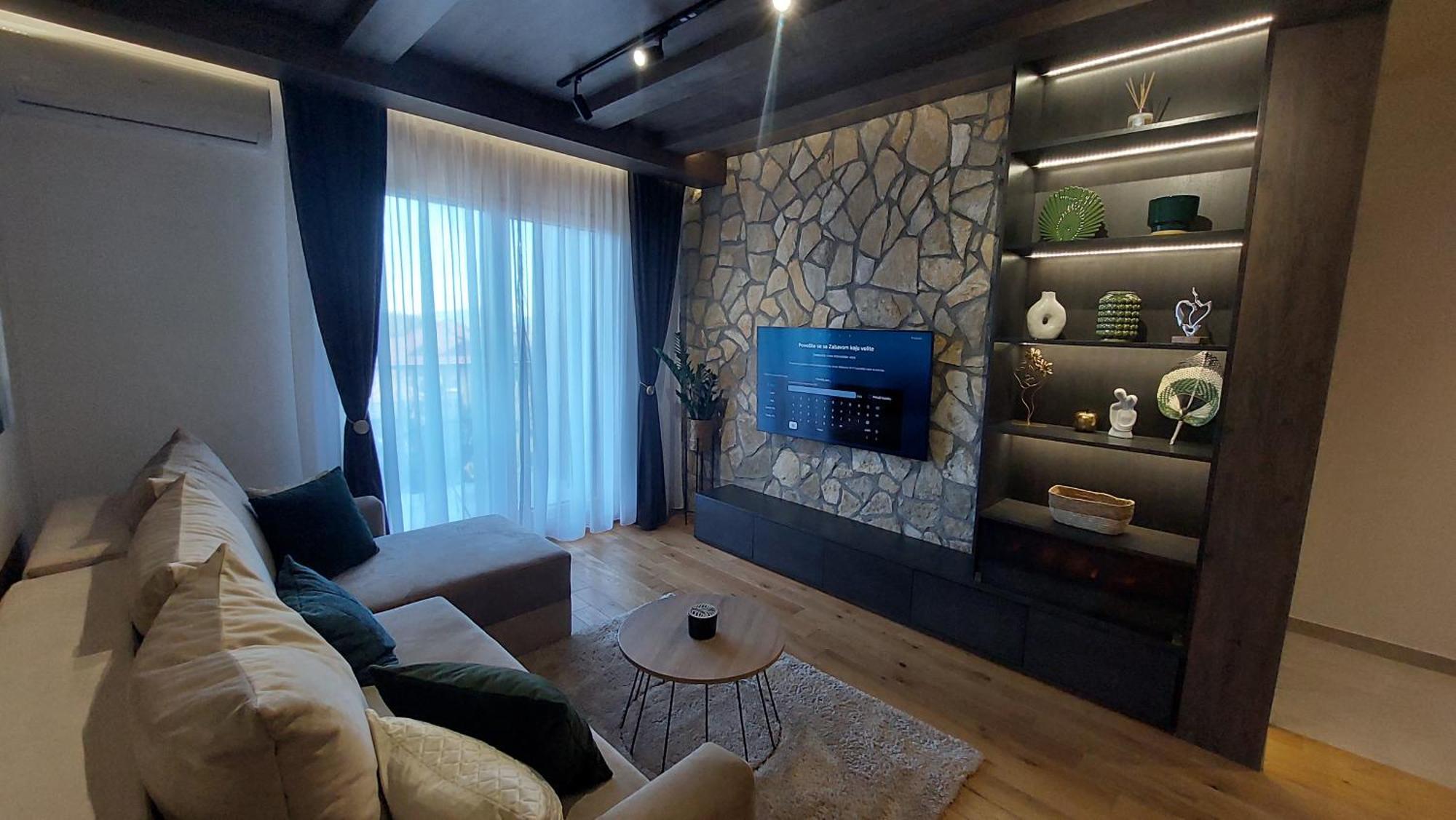 Queen 735 Apartment *